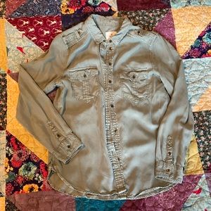 EUC AE army green lightweight boyfriend fit button down